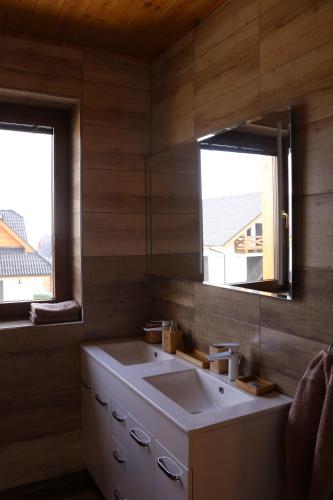 斯塔拉·里斯拉Pinus Cembra的一间带水槽的浴室和两个窗户