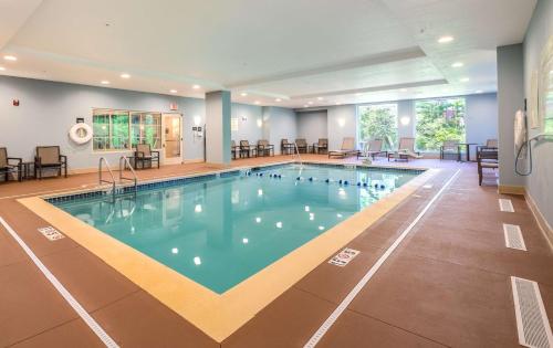 沃特维尔沃特维尔汉普顿酒店的在酒店房间的一个大型游泳池