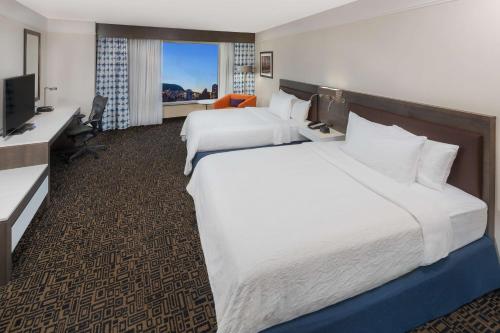 蒙特利尔希尔顿花园蒙特利尔中心-威尔酒店的酒店客房配有两张床和一张书桌