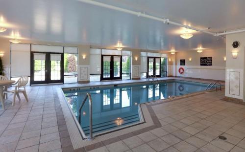 拉瓦尔拉瓦尔汉普顿套房酒店 的一座带游泳池的大楼内的大型游泳池
