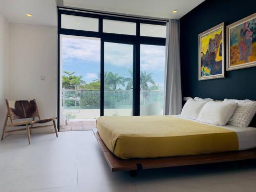 蒙特哥贝Apt 6ix - Modern and Airy @ Paradise Bay的一间卧室设有一张大床和一个大窗户