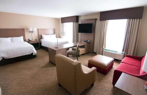 弗赖拉辛美国达拉斯/弗里斯科北球馆汉普顿套房酒店的酒店客房配有两张床和一张书桌