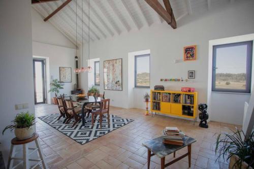 拉戈斯Casa na Curva - Artists Corner Country house的一个带桌椅的大客厅