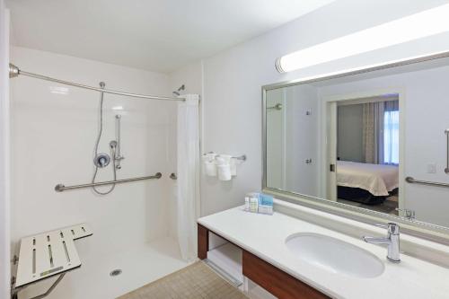 休斯顿德克萨斯休斯顿北IAH汉普顿套房酒店的白色的浴室设有水槽和镜子