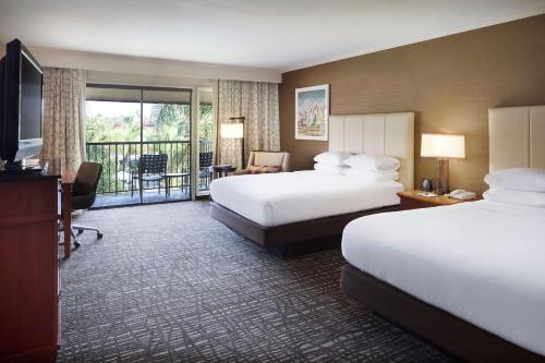 安大略希尔顿安大略机场逸林酒店的酒店客房设有两张床和一个阳台。