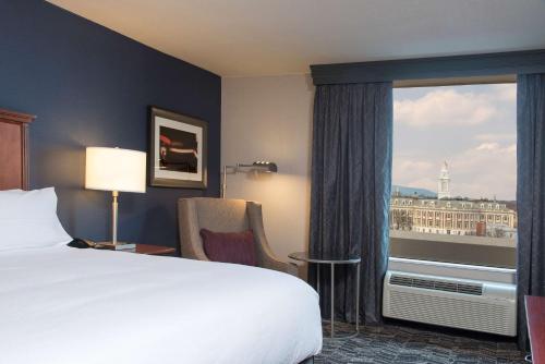 斯克内克塔迪斯克内克塔迪希尔顿逸林酒店的酒店客房设有床和窗户。