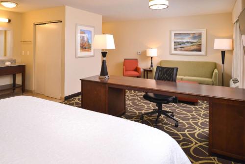 奥马哈奥马哈市中心区 - 阿克萨汉普顿酒店的配有一张床和一张书桌的酒店客房