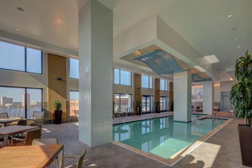 诺福克希尔顿诺福克美恩酒店的一座带桌椅的游泳池