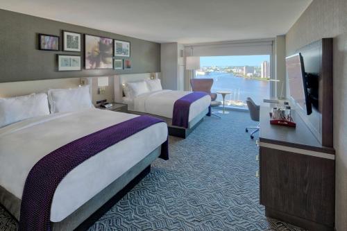 诺福克希尔顿诺福克美恩酒店的酒店客房设有两张床和电视。