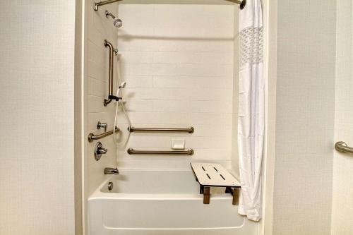 克拉克斯代尔Hampton Inn Clarksdale, Ms的白色的浴室设有浴缸和淋浴。