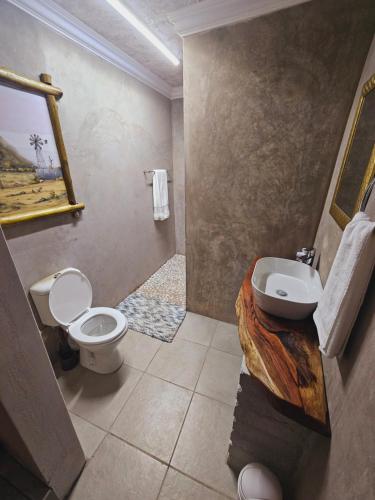 伯格斯堡Best View.的浴室配有盥洗盆、卫生间和盥洗盆。