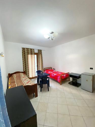 地拉那Memory Tirana Apartments的客厅配有床和桌子