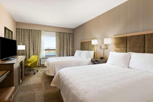 舍伍德帕克埃德蒙顿/舍伍德帕克希尔顿汉普顿酒店 的酒店客房设有两张床和一台平面电视。