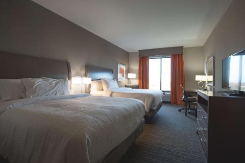 波林布鲁克布鲁克I-55希尔顿花园酒店的酒店客房设有两张床和一台平面电视。