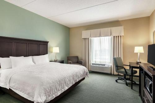 曼海姆喜悦/兰开斯特西霸汉普顿套房酒店 的配有一张床、一张书桌和一扇窗户的酒店客房