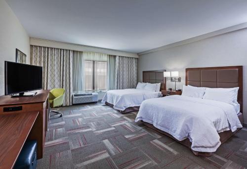 克莱尔莫尔克莱尔莫尔汉普顿酒店及套房的酒店客房设有两张床和一台平面电视。