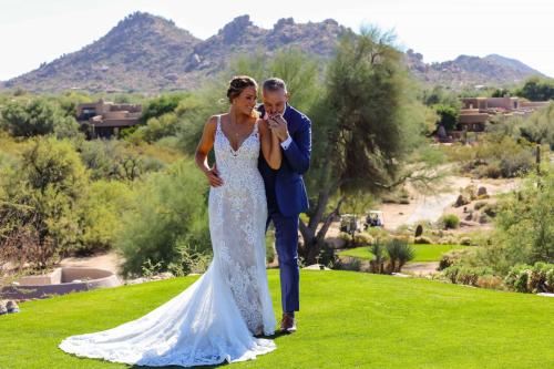 斯科茨Boulders Resort & Spa Scottsdale, Curio Collection by Hilton的新娘和新郎正在为一张照片做准备