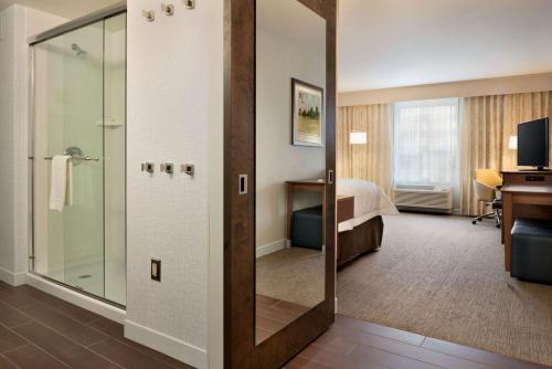林垦内布拉斯加林肯机场酒店的酒店客房设有淋浴和一间卧室。