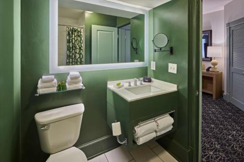 奥古斯塔奥古斯塔鹧鸪宾馆 - 希尔顿Curio Collection酒店的绿色浴室设有卫生间和水槽