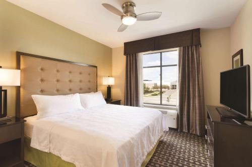 西得梅因西得梅因/西南商城区希尔顿惠庭套房酒店的酒店客房设有床和窗户。