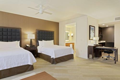 里士满里士满市中心希尔顿惠庭套房酒店的酒店客房配有两张床和一张书桌