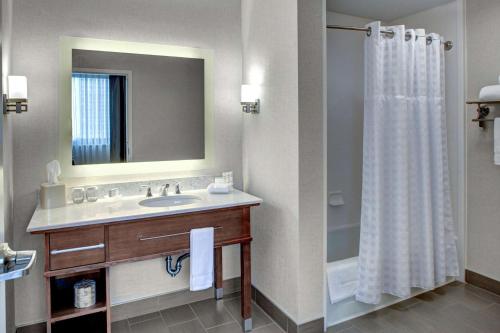 里士满里士满市中心希尔顿惠庭套房酒店的一间带水槽和淋浴帘的浴室