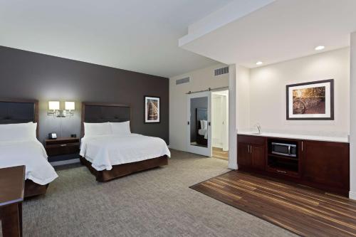 里士满弗吉尼亚州 – 里士满市中心 –旅馆及套房汉普顿酒店的大型酒店客房设有两张床和一张书桌