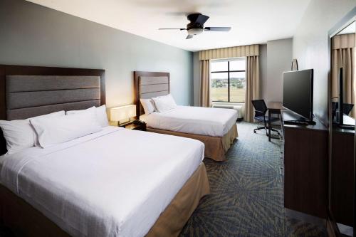 凯蒂休斯敦/凯蒂米尔斯购物中心希尔顿惠庭套房酒店的酒店客房设有两张床和一台平面电视。