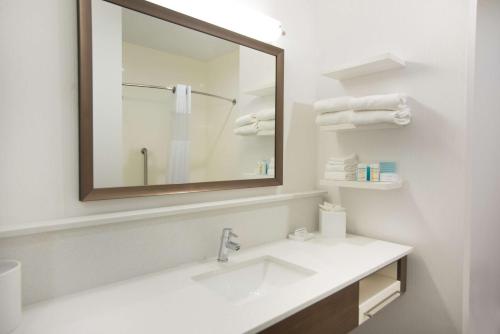 斯蒂尔沃特斯蒂尔沃特西汉普顿酒店的浴室配有盥洗盆、镜子和毛巾