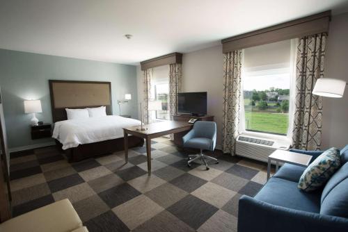 斯蒂尔沃特斯蒂尔沃特西汉普顿酒店的配有一张床和一张书桌的酒店客房
