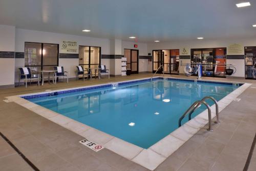 安娜堡安阿伯西汉普顿酒店 的大楼内一个蓝色的大型游泳池