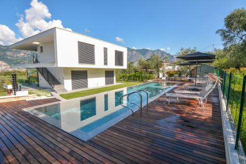 马尔切西内Olivo Luxury Apartments的木甲板上设有游泳池的房子