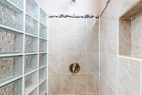 圣伊格纳西奥The Pine Tree Villa的浴室设有蓝色瓷砖淋浴。