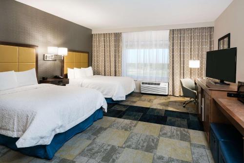 圣安东尼奥Hampton Inn & Suites San Antonio Brooks City Base, TX的酒店客房设有两张床和一台平面电视。