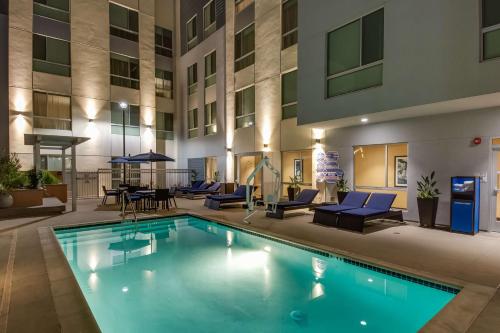 格伦代尔洛杉矶格伦代尔汉普顿套房酒店 的游泳池位于酒店的庭院