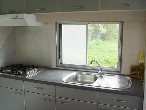 LoissinFerienwohnung Rose的厨房设有水槽和窗户。