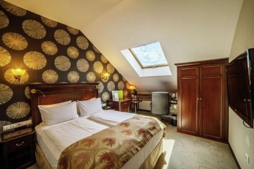 锡吉什瓦拉锡吉什瓦拉卡瓦勒希尔顿逸林酒店的一间卧室配有一张大床和大床头板