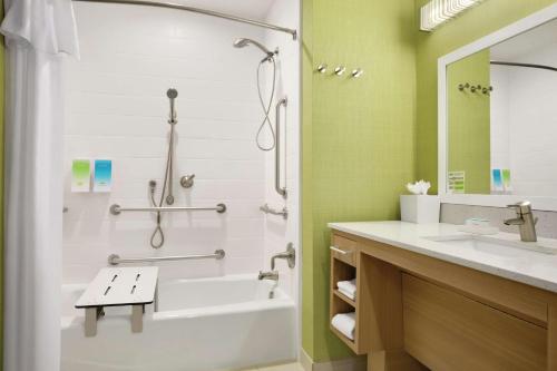 兀兰兀兰希尔顿欣庭套房酒店的带淋浴和盥洗盆的浴室