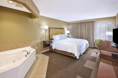 苏圣玛丽洙锁小屋酒店的酒店客房配有一张床和浴缸。