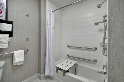 泰勒泰勒希尔顿惠庭套房酒店的带浴缸、卫生间和淋浴的浴室。