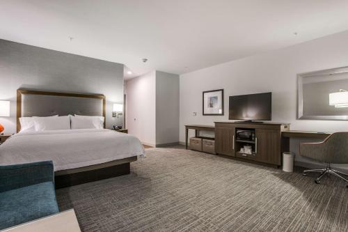 达拉斯达拉斯中环/北公园区汉普顿酒店的配有一张床和一台平面电视的酒店客房