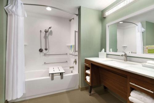 比林斯比灵斯希尔顿欣庭套房酒店的带浴缸、淋浴和盥洗盆的浴室