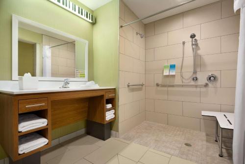 巴吞鲁日巴吞鲁日希尔顿欣庭套房酒店 的一间带水槽和淋浴的浴室