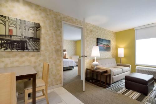 巴吞鲁日巴吞鲁日希尔顿欣庭套房酒店 的带沙发的客厅和卧室
