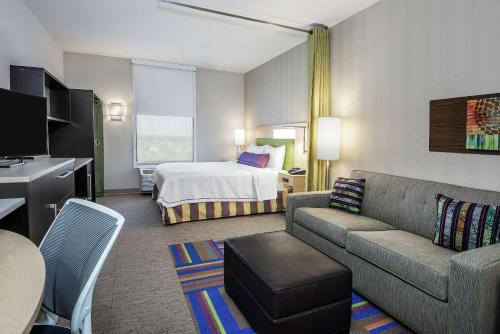 奥斯汀奥斯汀机场希尔顿惠庭套房酒店 的酒店客房设有一张沙发和一张床