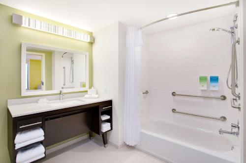 绍姆堡绍姆堡芝加哥希尔顿欣庭套房酒店的带浴缸、水槽和淋浴的浴室
