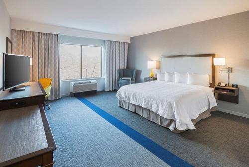 ColleyvilleHampton Inn & Suites Colleyville DFW Airport West的配有一张床和一台平面电视的酒店客房