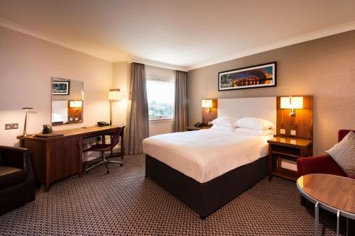 贝尔斯希尔Doubletree By Hilton Glasgow Strathclyde的配有一张床和一张书桌的酒店客房