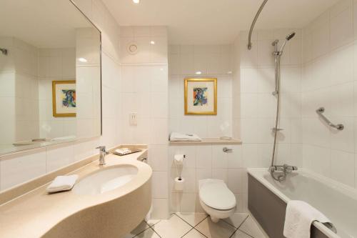 贝尔斯希尔Doubletree By Hilton Glasgow Strathclyde的一间带水槽、浴缸和卫生间的浴室
