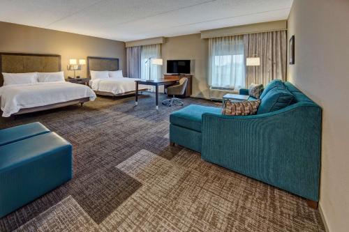 亨德森维尔Hampton Inn & Suites By Hilton Nashville Hendersonville Tn的酒店客房设有一张沙发和一张床